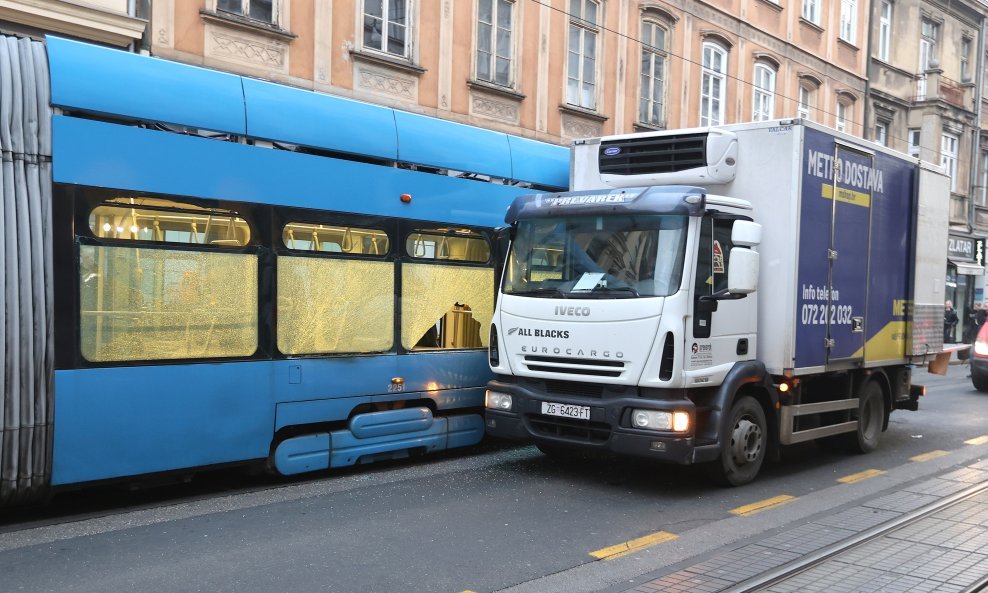 Sudar tramvaja i kamiona u centru Zagreba