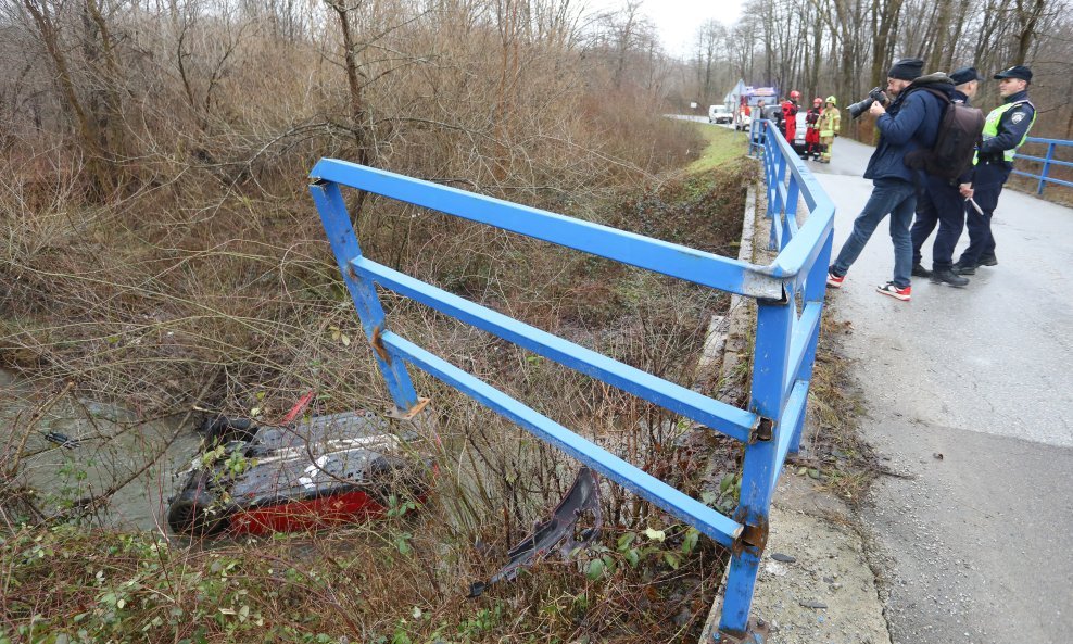 Karlovac: U slijetanju automobila smrtno stradala jedna osoba