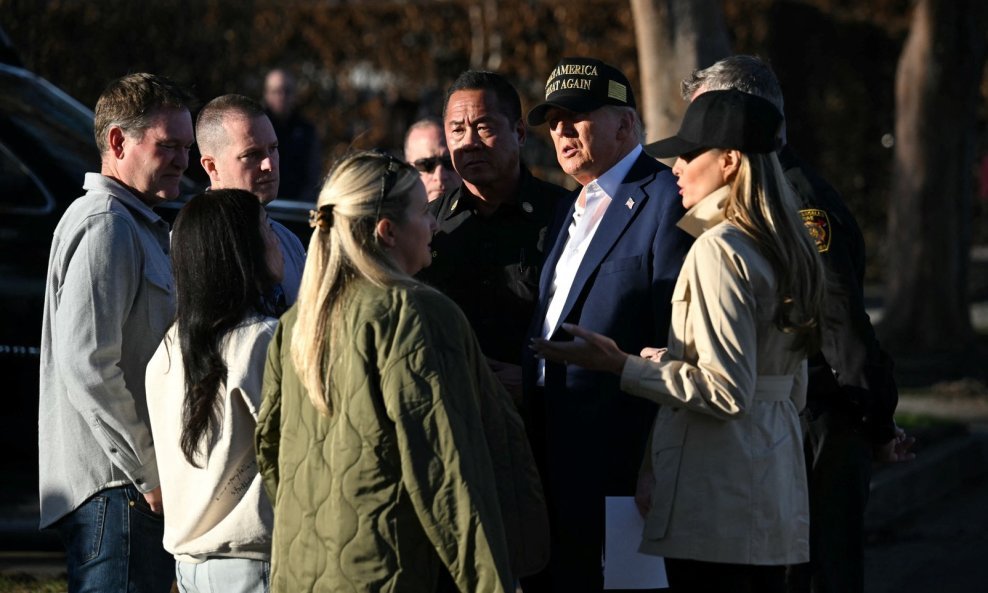 Melania i Donald Trump u razgovoru sa stanovnicima područja pogođenih požarom