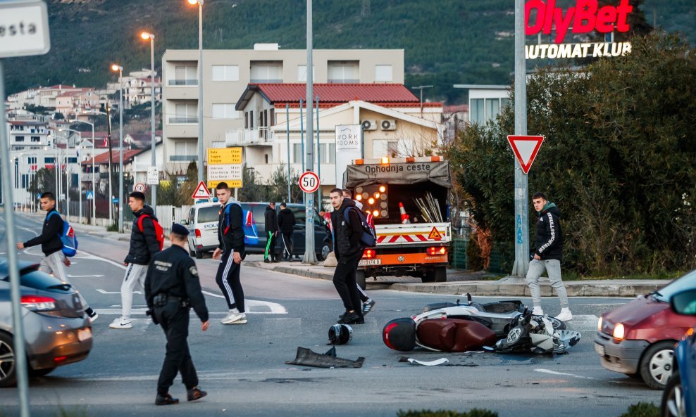 Prometna nesreća na skretanju za Žrnovnicu