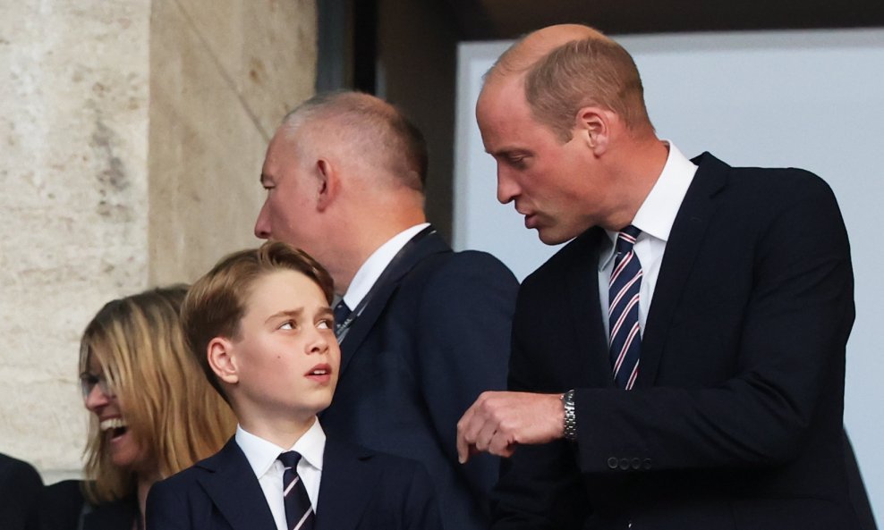 Princ George i princ WIlliam u razgovoru