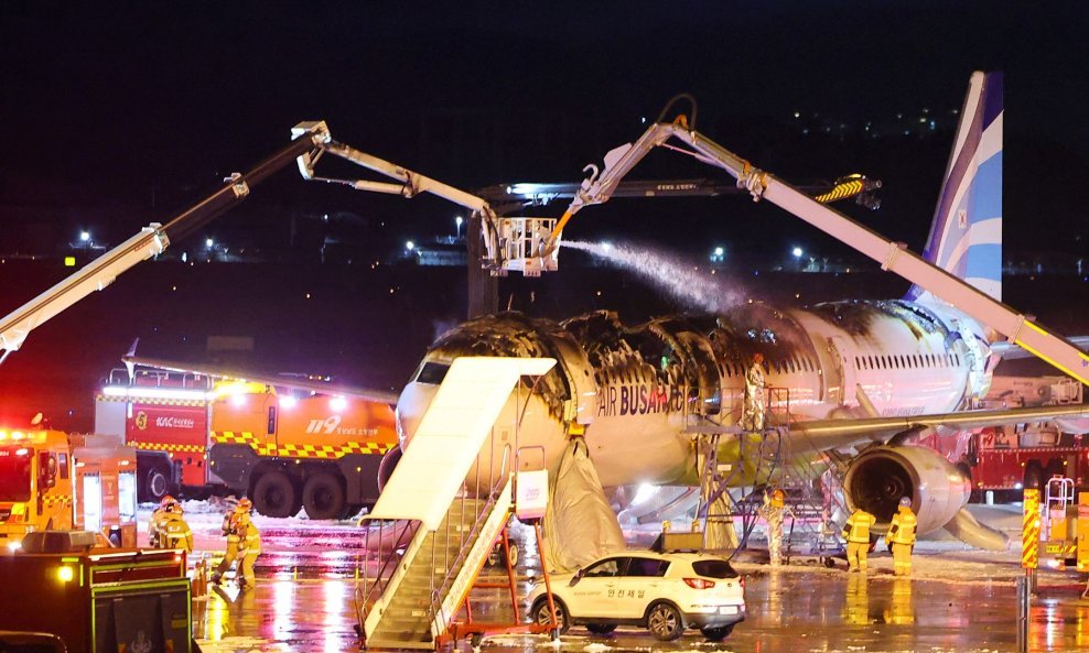 Gašenje gorućeg aviona u zračnoj luci južnokorejskog grada Busan