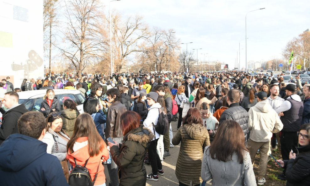 Beograd: Studenti koji pješače prema Novom Sadu okupili su se ispred Fakulteta dramskih umjetnosti