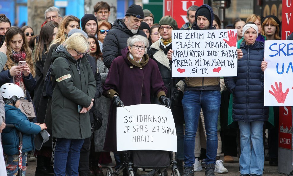 U organizaciji Kluba studenata Fakulteta politickih znanosti i Studentskog zbora Filozofskog fakulteta odrzan je Skup solidarnosti sa studentima u Srbiji