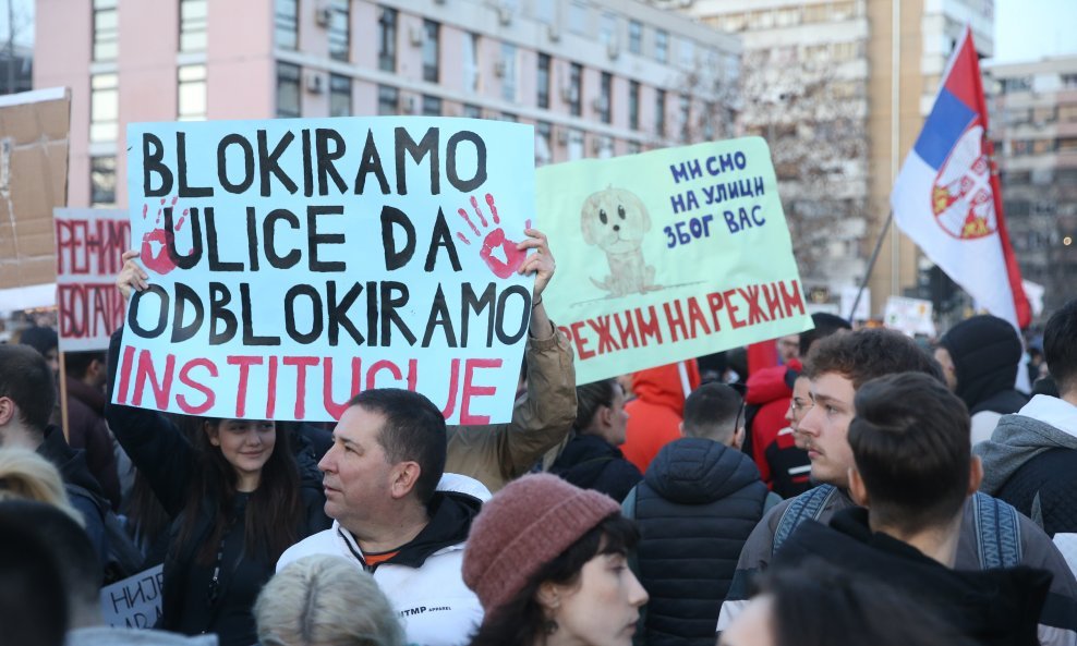 Studenti s građanima dalje blokiraju Most slobode u Novom Sadu.