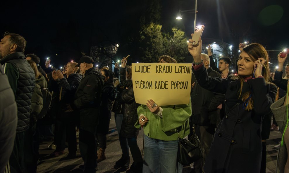 Podgorica: Neformalna grupa studenata "Kamo Sutra" je pozvala građane na blokadu mosta Blaža Jovanovića zbog zločina na Cetinju