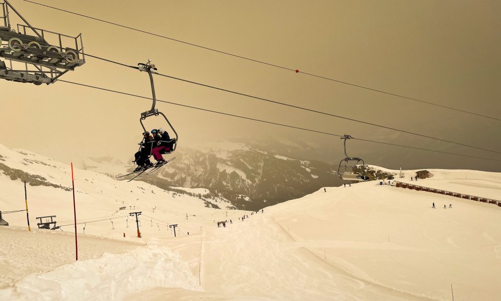 Saharski pijesak snimljen u švicarskom skijalištu Anzere