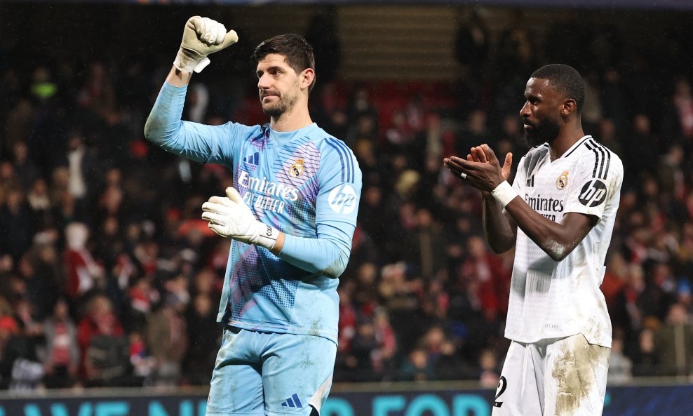 Thibaut Courtois (L) i Antonio Rüdiger