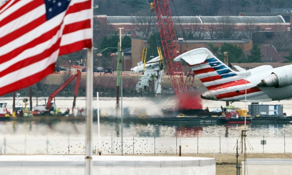 Izvlačenje zrakoplova iz rijeke Potomac u Washingtonu nakon sudara s helikopterom