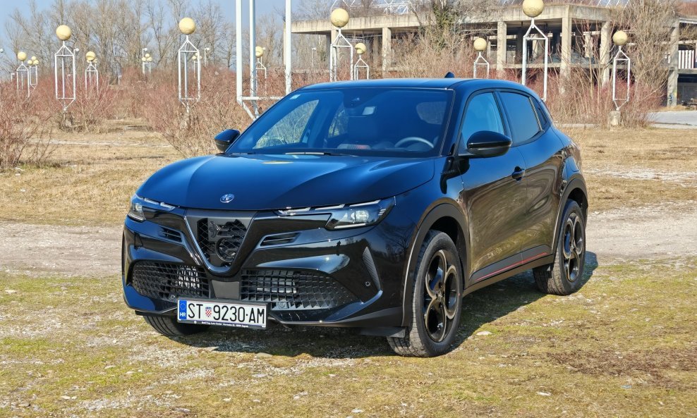 Alfa Romeo Junior Ibrida Speciale 1.2 E-DCT6 MHEV 136