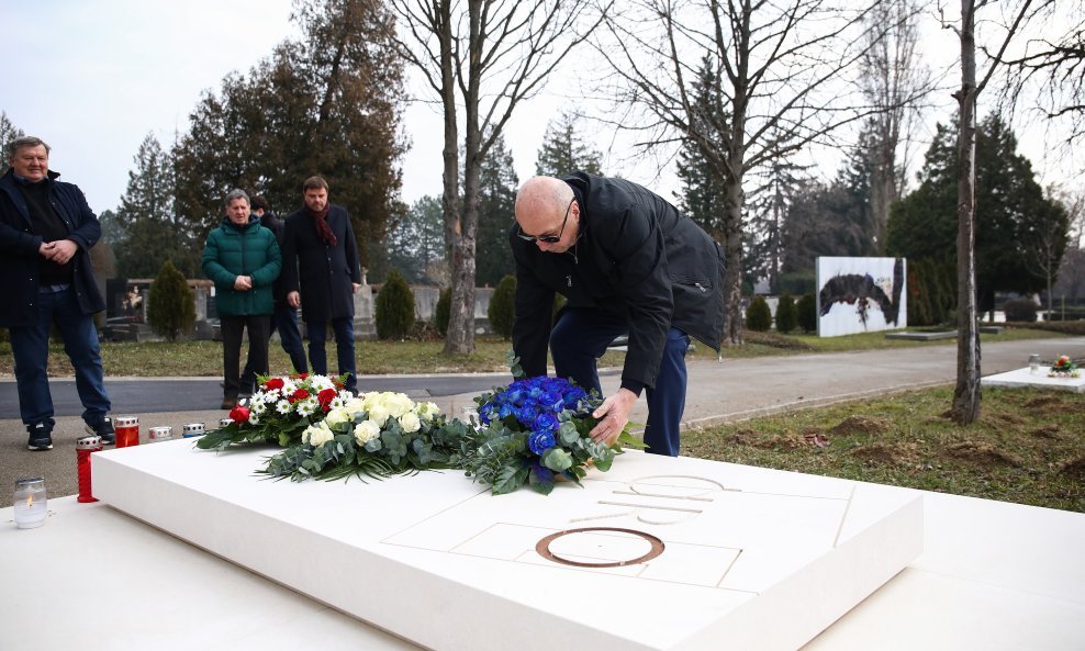 Velimir Zajec polaže cvijeće na grob Ćire Blaževića