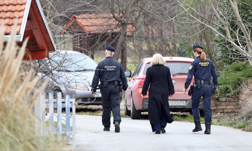 Barbara Antolić Vupora u pratnji policije.