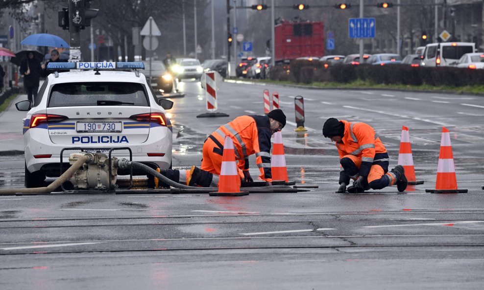 Puknuće cijevi na raskrižju Vukovarske i Lučićeve ulice.