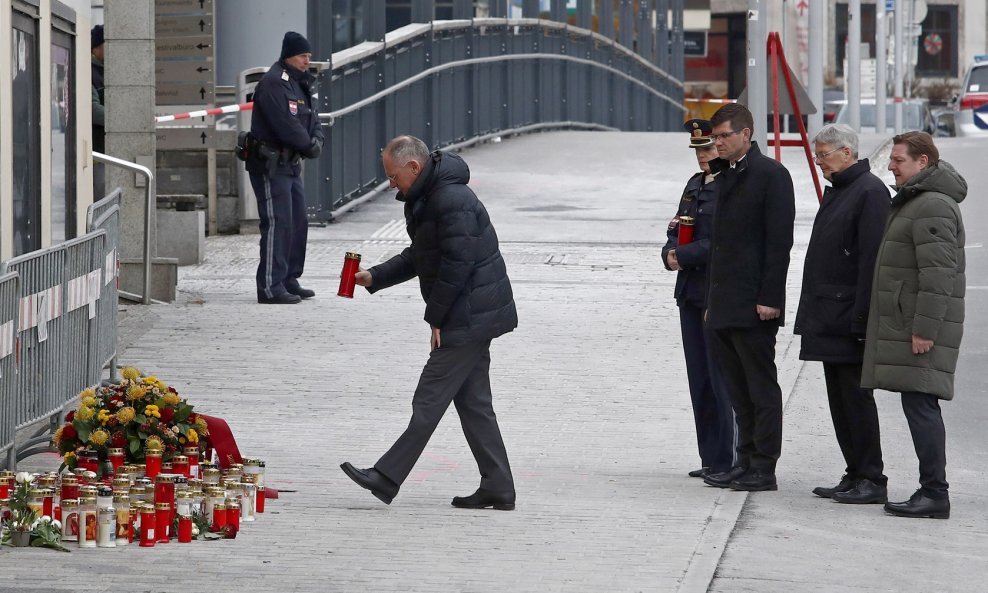 Gerhard Karner, austrijski ministar vanjskih poslova postavlja svijeću na mjesto nesreće