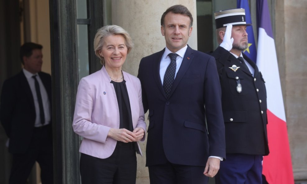 Ursula von der Leyen s Emmanuelom Macronom na sastanku o Ukrajini