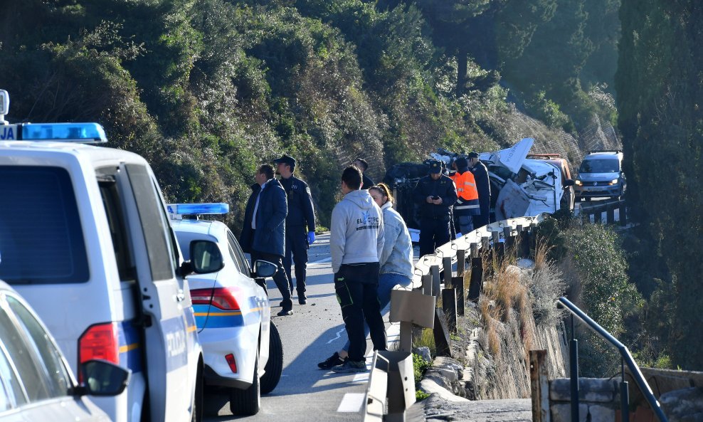 Odlomila se stijena i pala na kombi vozilo kod Dubrovnika