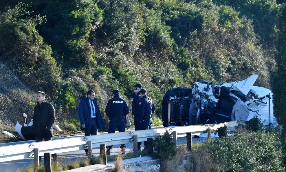 Odlomila se stijena i pala na kombi vozilo kod Dubrovnika