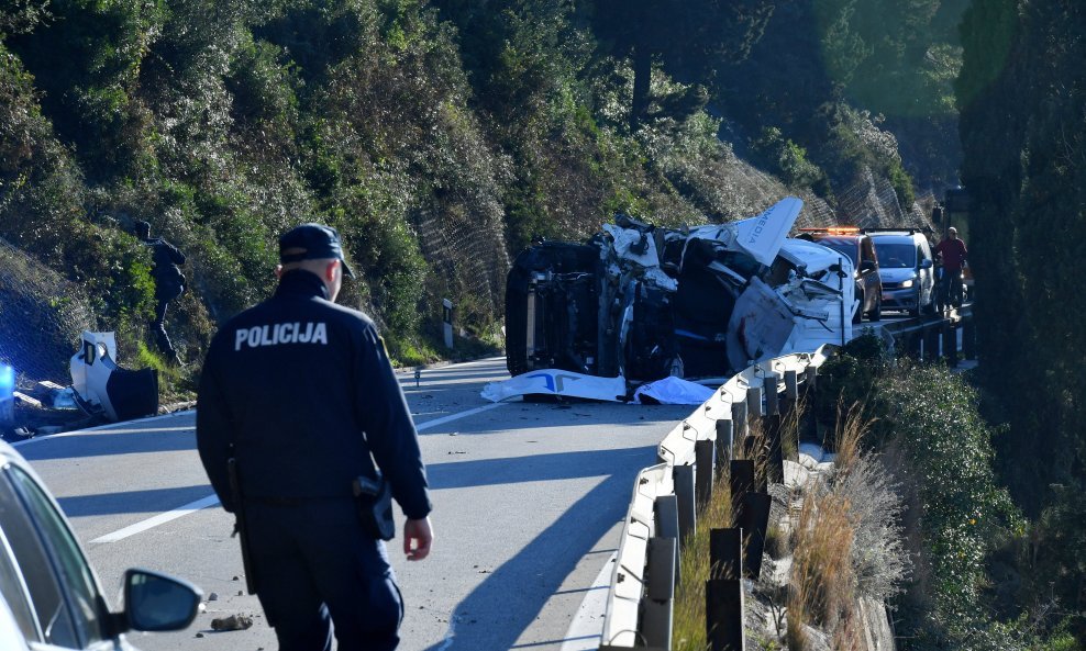 Odlomila se stijena i pala na kombi vozilo kod Dubrovnika