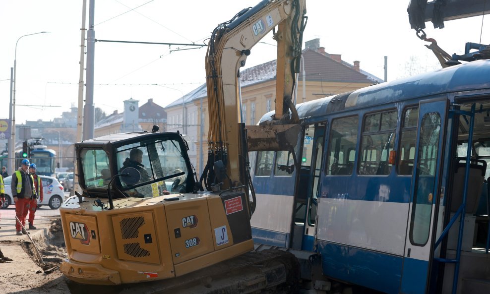 Nesreća u Osijeku, bager udario u tramvaj i prevrnuo ga