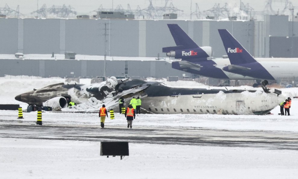 Prevrnuti avion Delta Airlinesa