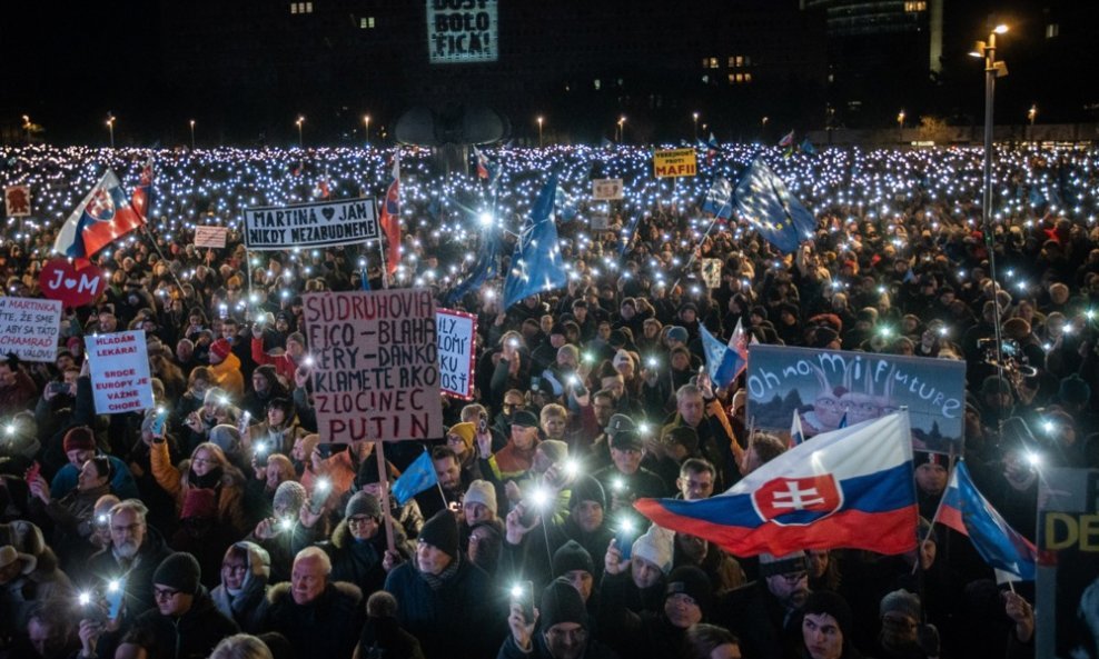 Deseci tisća Slovaka traže ostavku premijera Roberta Fica