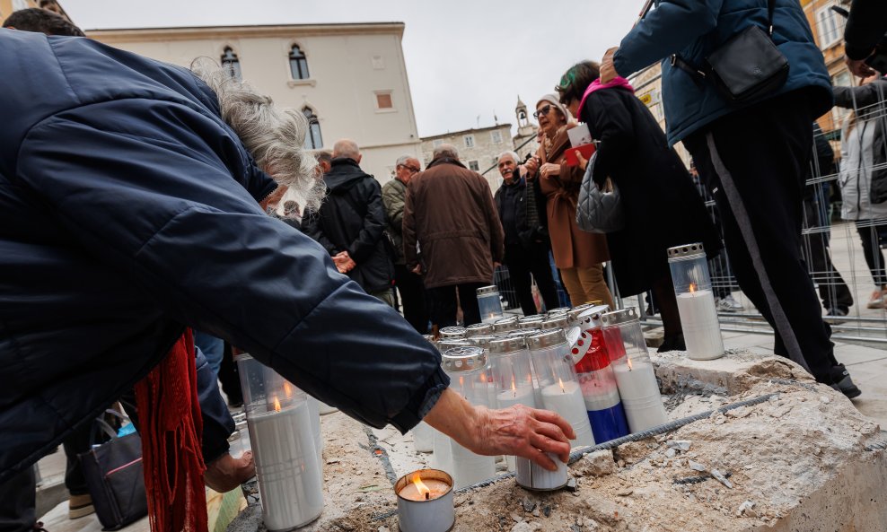 Prosvjed na splitskoj Pjaci zbog uklanjanja spomenika