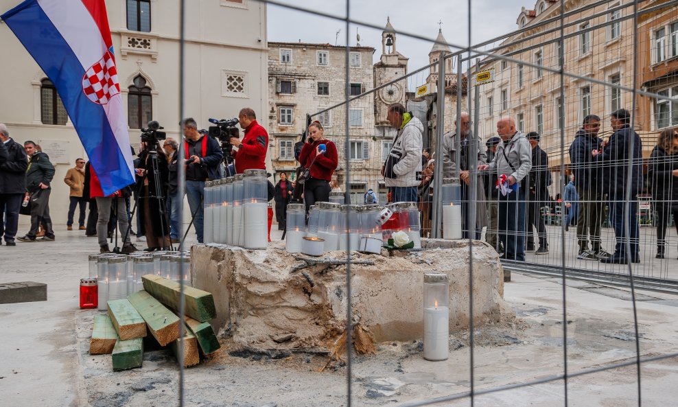 Prosvjed na splitskoj Pjaci zbog uklanjanja spomenika