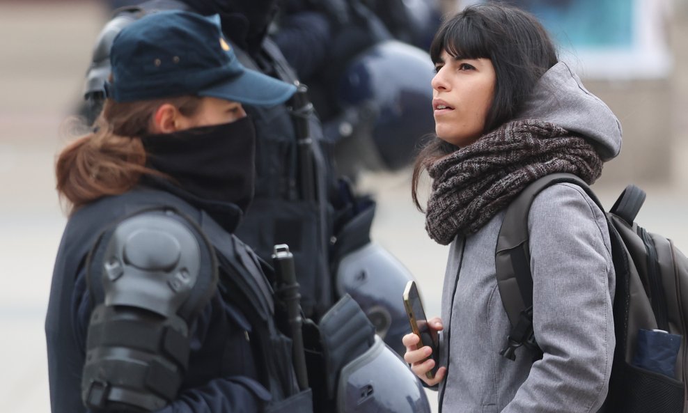 Interventna policija čuva molitelje na Trgu bana Jelačića.