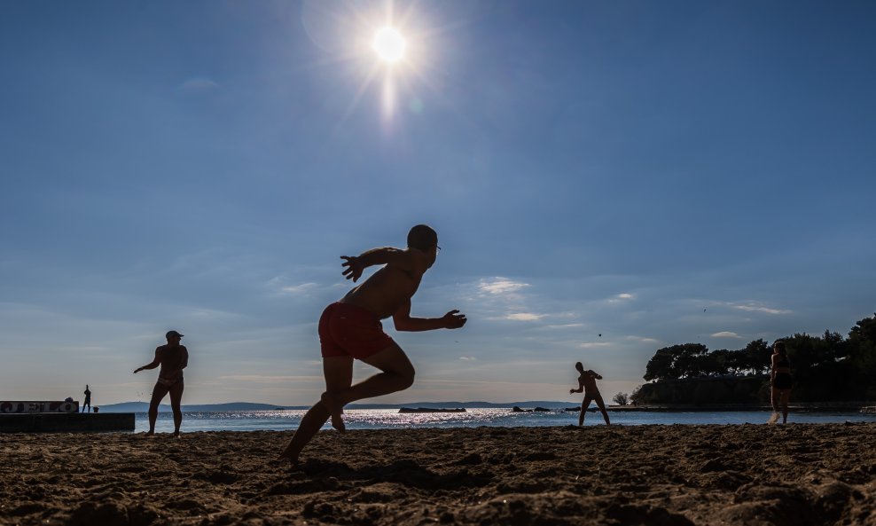 Nedjeljno poslijepodne na splitskoj plaži Firule, 2. ožujka 2025.