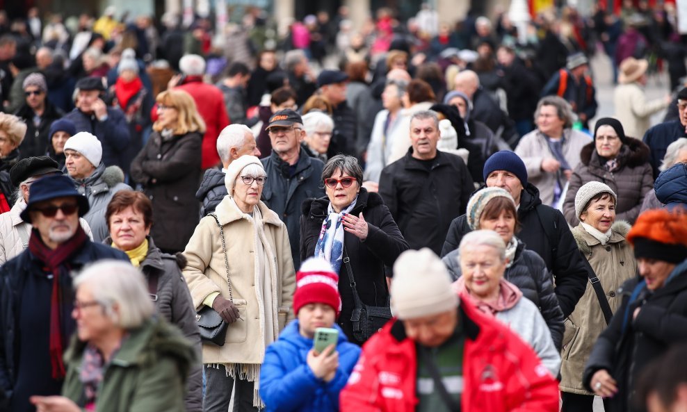 Umirovljenicima uvećane mirovine stižu dvaput godišnje, oba puta sa zakašnjenjem