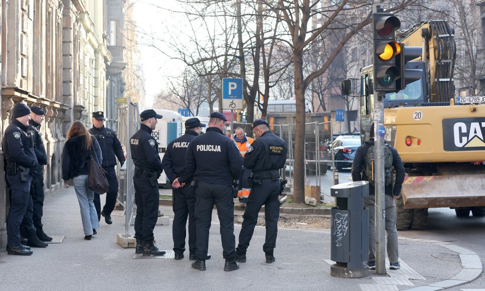 Stanari su se pobunili zbog podzemnih spremnika, zbog čega je stigla policija