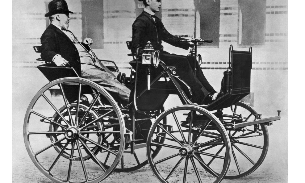 Gottlieb Daimler kao putnik u svojoj motornoj kočiji iz 1886. Za volanom njegov sin Adolf