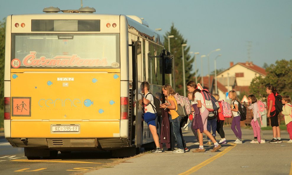 Ilustracija / Školski bus