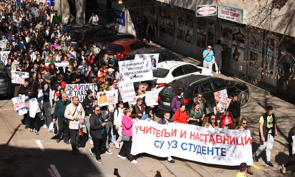 Prosvjed u Nišu - prosvjednici nose transparent na kojem piše 'Učitelji i nastavnici su uz studente'