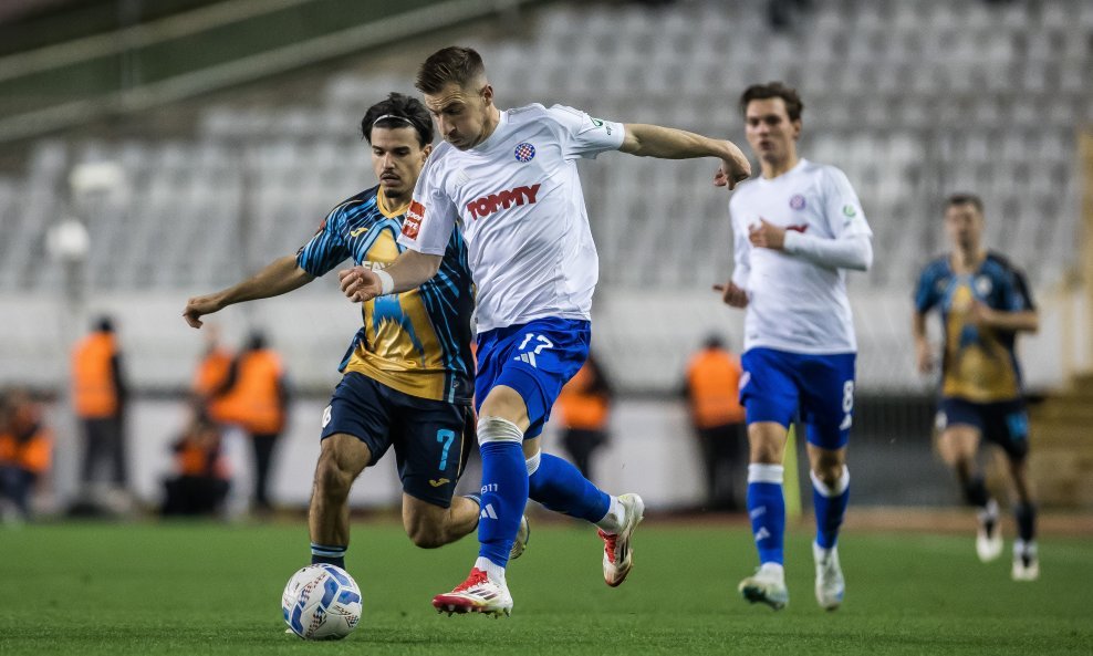 Dario Melnjak u duelu s Djouahrom