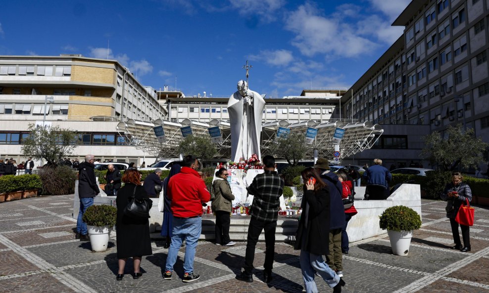 Vjernici ispred bolnice Gemelli u Rimu