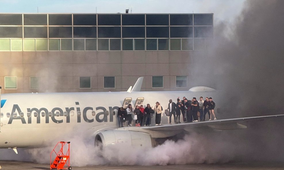 American Airlines, putnici evakuirani