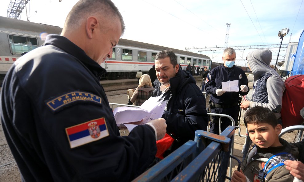 Ilustracija / Policajac kod vlaka u Srbiji