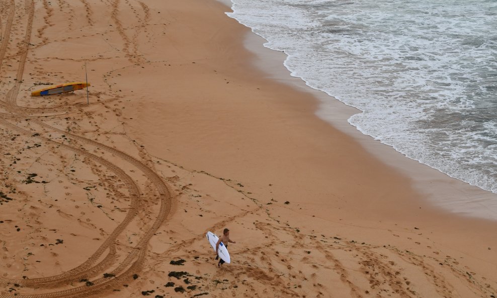 Surfer na plaži u Australiji, ilustrativna fotografija