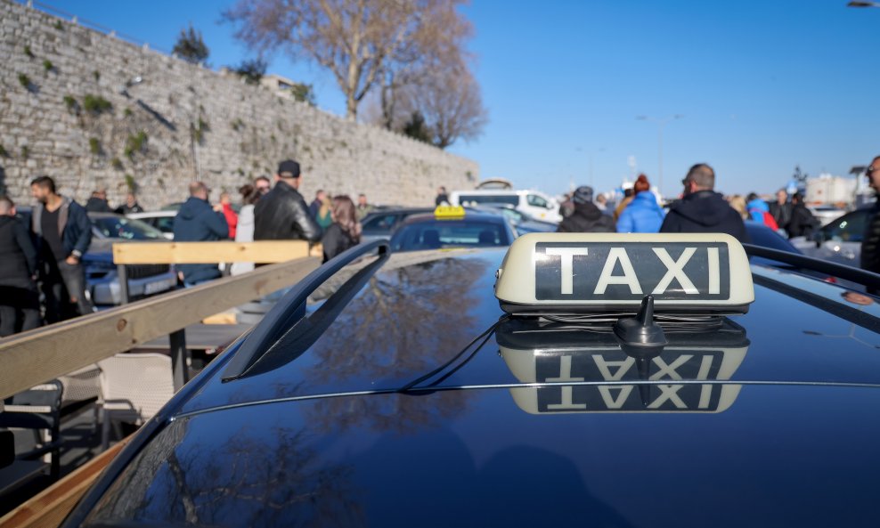 Mirni prosvjed taksista u Zadru zbog stranih radnika