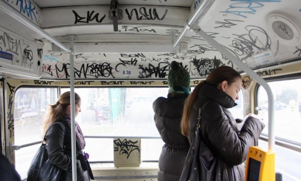 Grafitima išarani zagrebački tramvaj