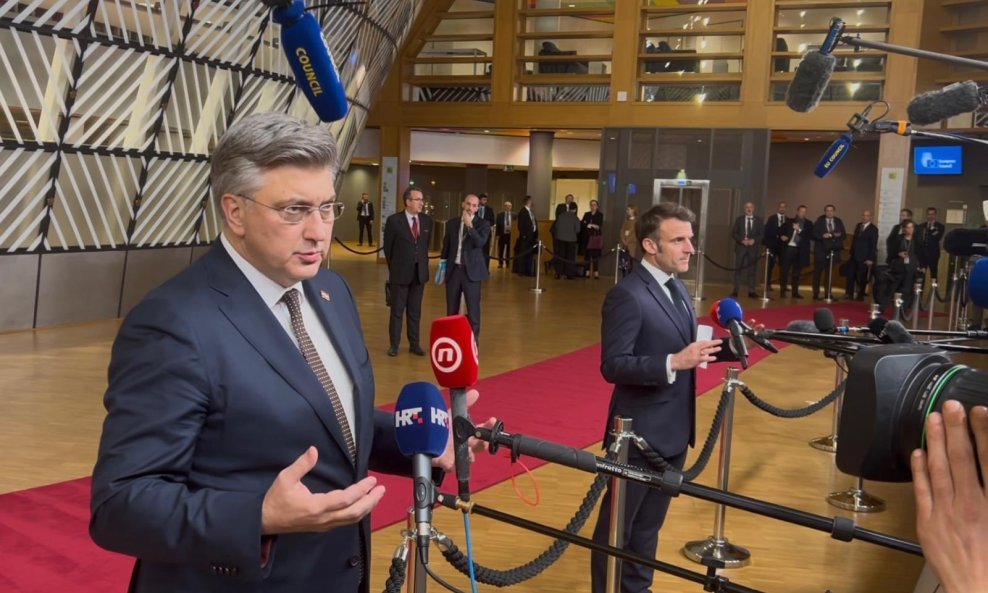 Plenković i Macron za vrijeme utakmice Hrvatska - Francuska