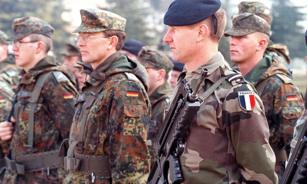 Pripadnici Francusko-njemačke brigade (FGB) u sastavu SFOR-a 1999.