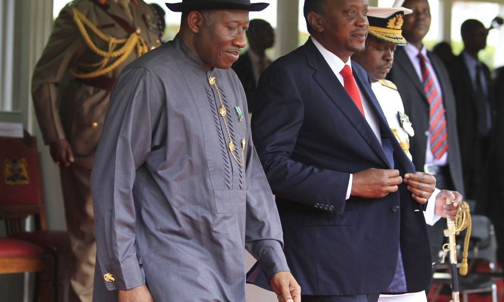 Kenijski president Uhuru Kenyatta (desno) s nigerijskim kolegom Goodluck Jonathanom