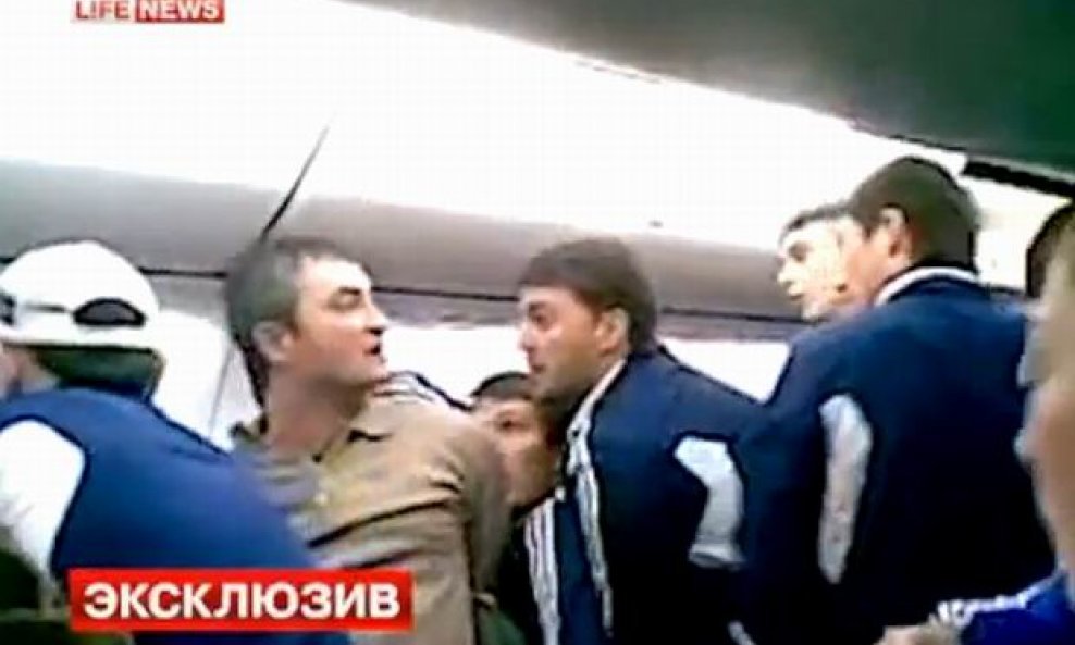 Pijani putnik u avionu