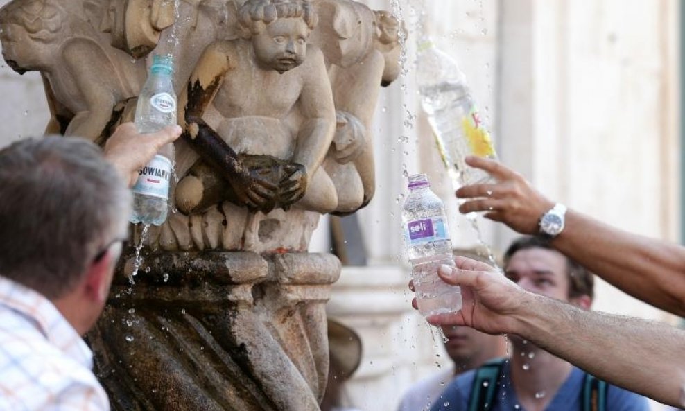 Dubrovnik, Onofrijeva česma turistima omiljeno mjesto za okrepu (1)