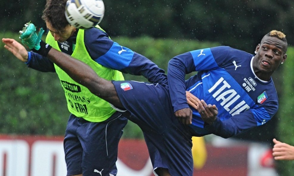 Matteo Darmian (L) i Mario Balotelli