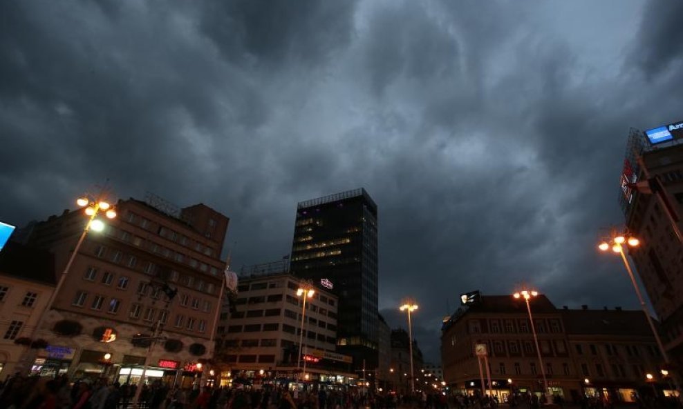 Trg bana Jelačića tamno nebo mrak Hrvatska u nevolji