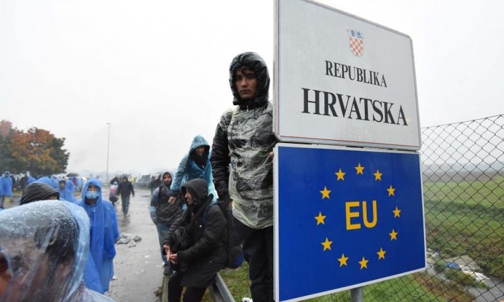 Migranti proveli  noć na granici sa Slovenijom (4)