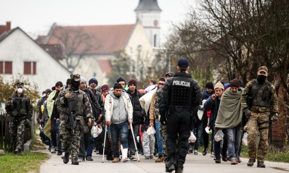 Policija i vojska vode izbjeglice iz kampa u Dobovi na željezničku postaju (7)